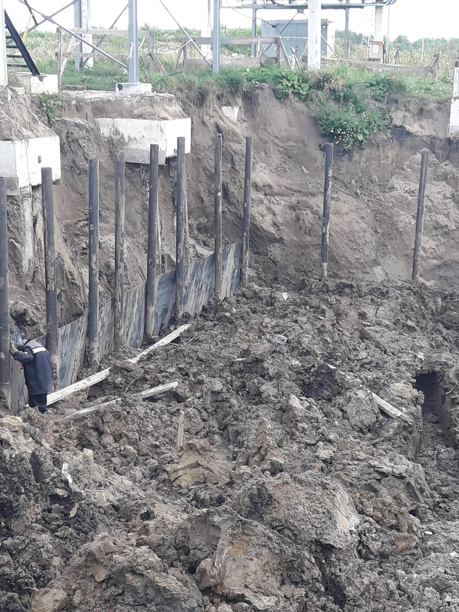 Листы поданы экскаватором и прихвачены между собой для дальнейшей обварки.