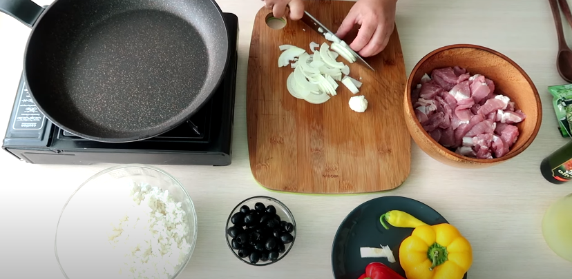 Лук нарезаем полукольцами