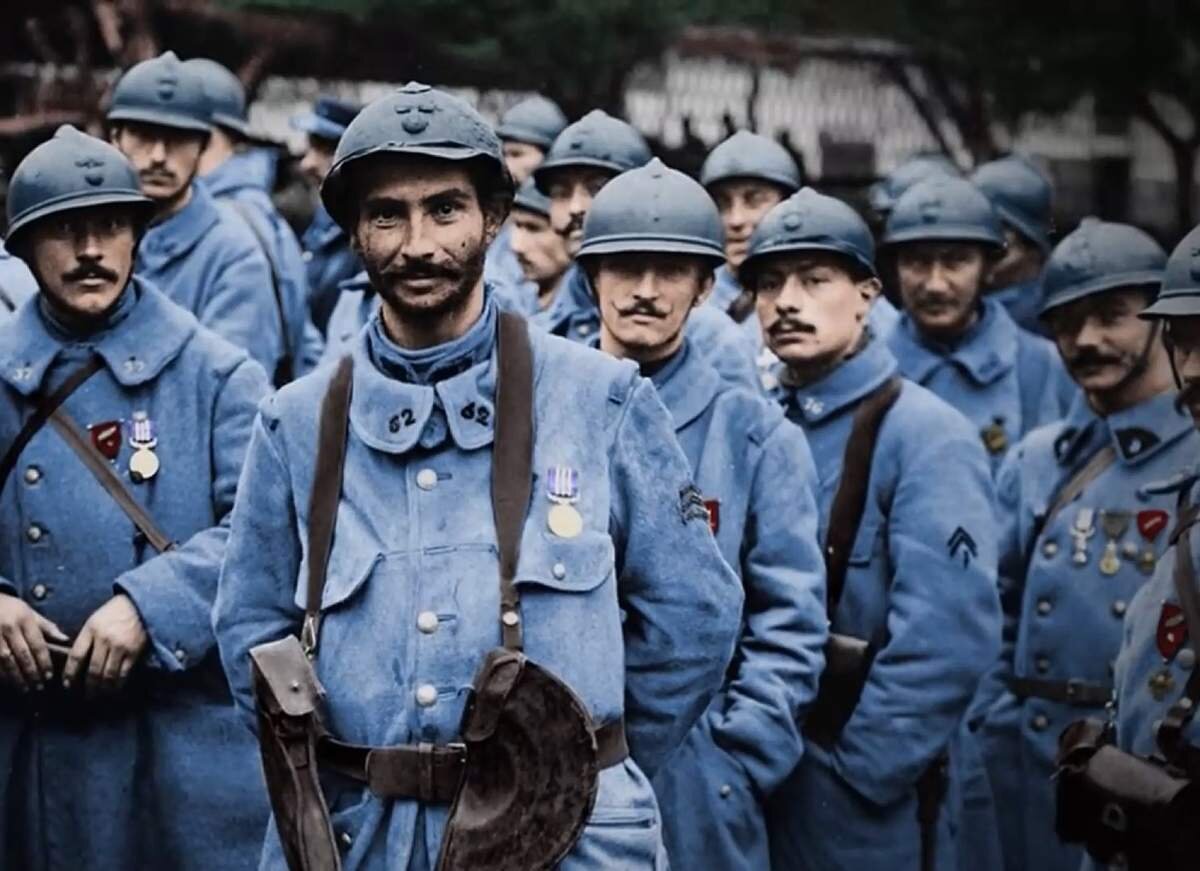    Французская пехота времён Первой мировой (на переднем плане пулемётчик с подсумками к пулемёту Шоша)