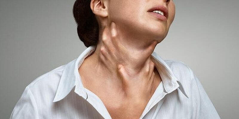 И так, я человек, который прошёл все круги невроза, ощутил на себе все существующие симптомы ВСД, но самый страшный и неприятный для меня был именно дыхательный невроз. То чувство, когда ты вдыхаешь полной грудью, но ощущение, что воздух не доходит до конца, нет насыщения. Постоянная зевота, которая тоже не получалась, а если и получилась с десятого раза, то через несколько минут снова пытаешься прозевнуть, чтоб воздух дошёл куда надо. От таких постоянных вздохов и зевков начиналась кружиться голова, темнело в глазах и дико билось сердце. Страх, ужас, ощущение приближающегося конца, паническая атака… Я прошёл все известные обследования, но все врачи говорили, что я здоров, патологий не обнаружено, идите к психотерапевту. Естественно, меня посадили на транквилизаторы и антидепрессанты, которые мне абсолютно не помогали, а лишь создали еще один страх забыть выпить вовремя дозу или выпить два раза, позабыв выпил ли я вообще. Забегая наперёд, скажу вам, что от этого можно избавиться, как и от всех других симптомов. В своей истории, я хочу поделиться с вами опытом, и избавить вас от лишних трат денег, времени и пустых обещаний лжепсихологов, которых развелось как и самих невротиков. Я сам был в отчаянии и надеюсь вам поможет мой опыт. 