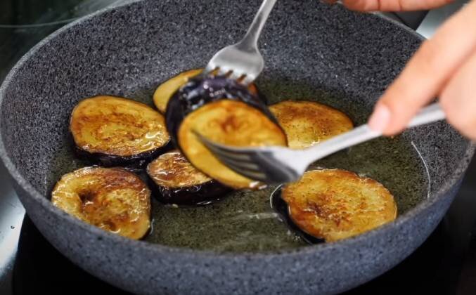 Быстрый рецепт вкусных баклажанов с помидорами и чесноком на сковороде