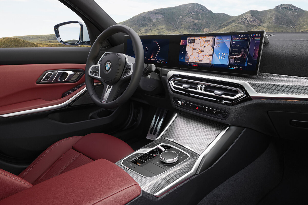 Изогнутый дисплей BMW. 12,3-дюймовый информационный дисплей за рулем и дисплей управления с диагональю экрана 14,9 дюйма сливаются воедино в единый полностью цифровой и высокоразрешающий блок.