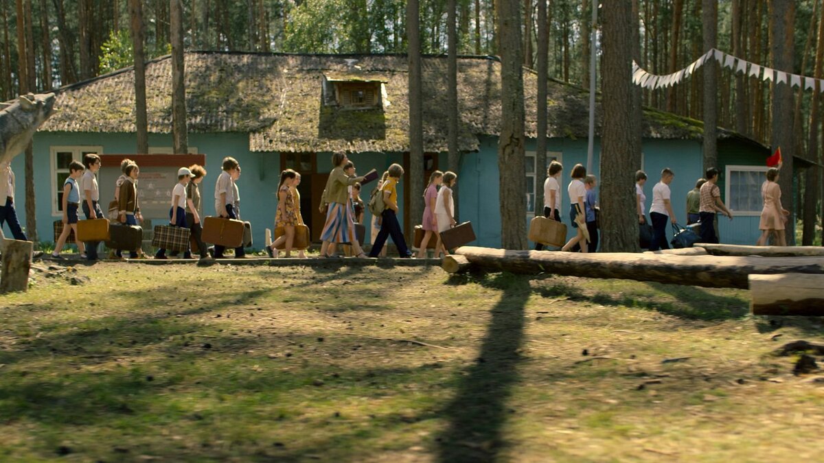 подростковый лагерь. девочки снимают в лагере. летняя ферма лагерь. лагерь буревестник из сериала пищеблок. пионерский лагерь буревестник фильм.