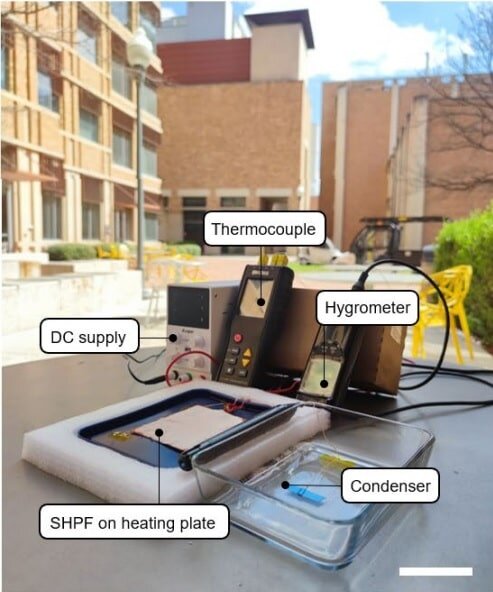    Тестирование прототипа устройства для получения воды из воздуха с помощью новой супергигроскопичной полимерной пленки / © Youhong Guo et al., Nature Communications, 2022