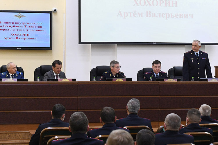 Сегодня коллективу УМВД Казани был представлен новый руководитель. За безопасность столицы республики теперь станет отвечать Надир Закиров (справа). Его представил лично министр внутренних дел по РТ Артем Хохорин. Фото: kzn.ru