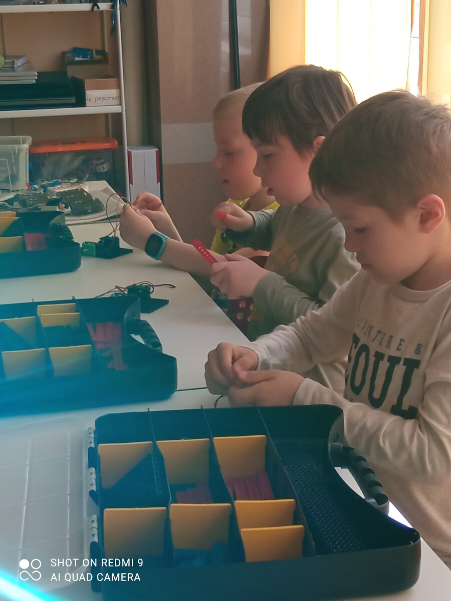 Егор в середине отмечает свой день рождения на робототехнике