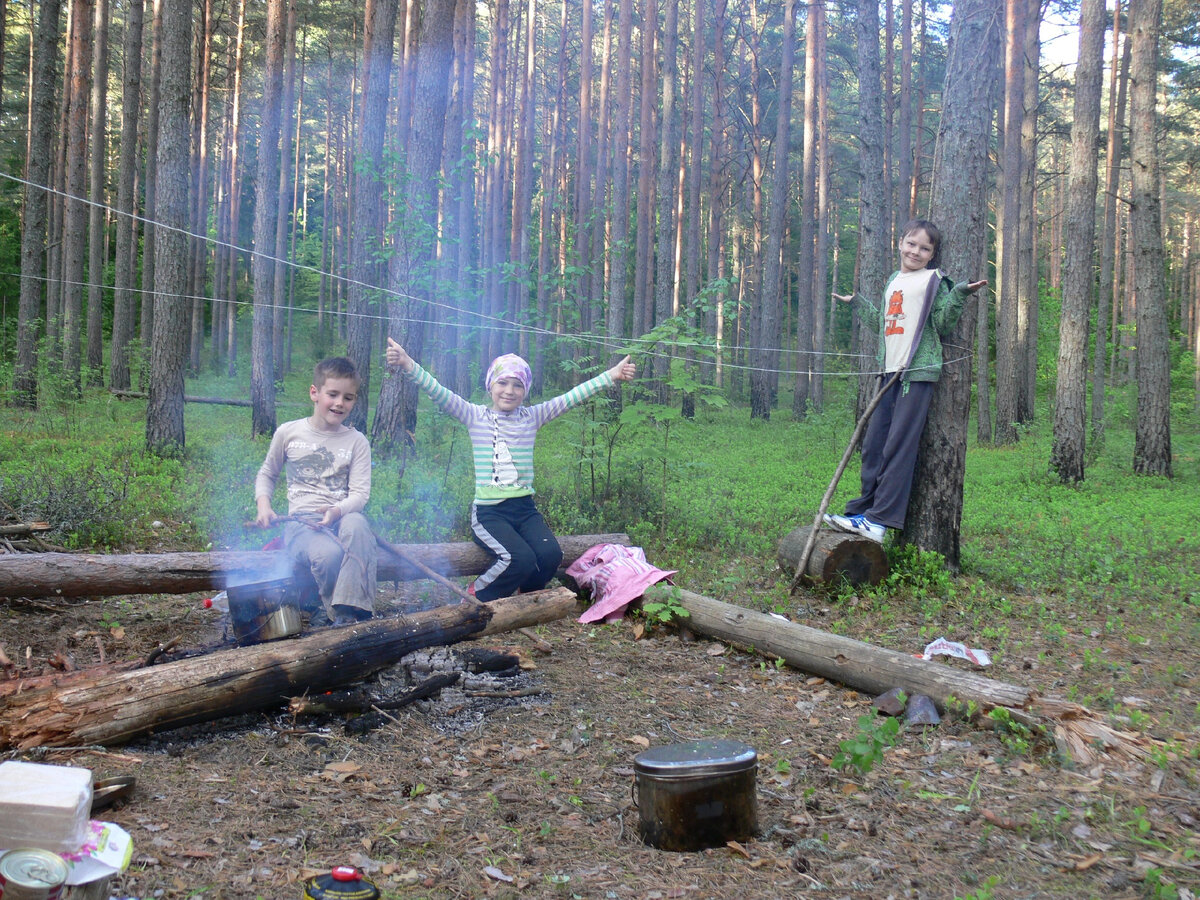 Заставить детей спать в лесу, есть из закопченых  котлов - кому-то ужас, а кому-то нормально