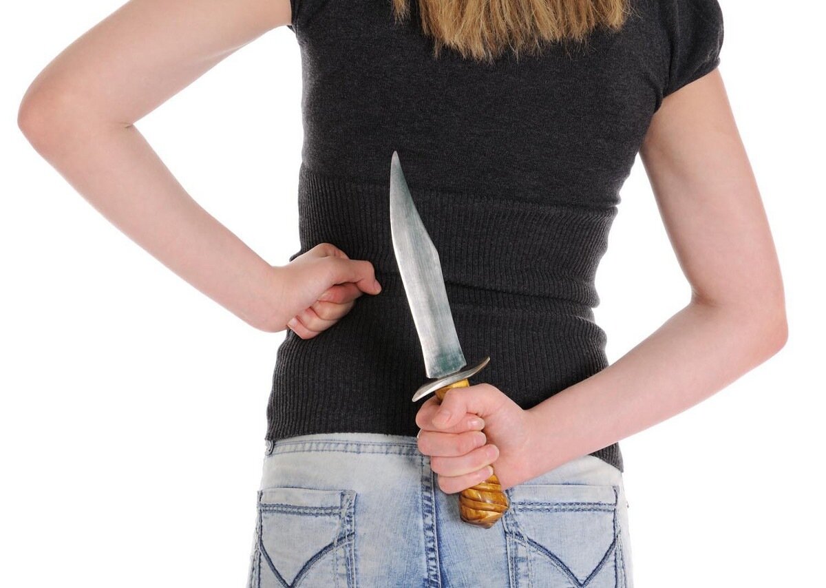 На спине с ножевыми. Девушка держит нож в руке.