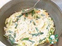     Разогреть сковороду диаметром 26 см. В сковороду налить 2 ст. ложки растительного масла, прогреть. Выложить на сковороду половину овощной смеси. Распределить и прижать овощи к поверхности сковороды. Как сформировали блин, засекайте время. Через 2 минуты под блин влить 1 ст. л. растительного масла. Готовить ещё 1 минуту. Блин должен хорошо зарумянится. Перевернуть на другую сторону. Жарить с этой стороны 3 минуты. Блин должен быть зажаренным с двух сторон, а овощи не должны перевариться и стать мягкими. Перемешать овощную смесь. На сковороду положить 1 ст. ложку масла. Дальше, как первый блин.