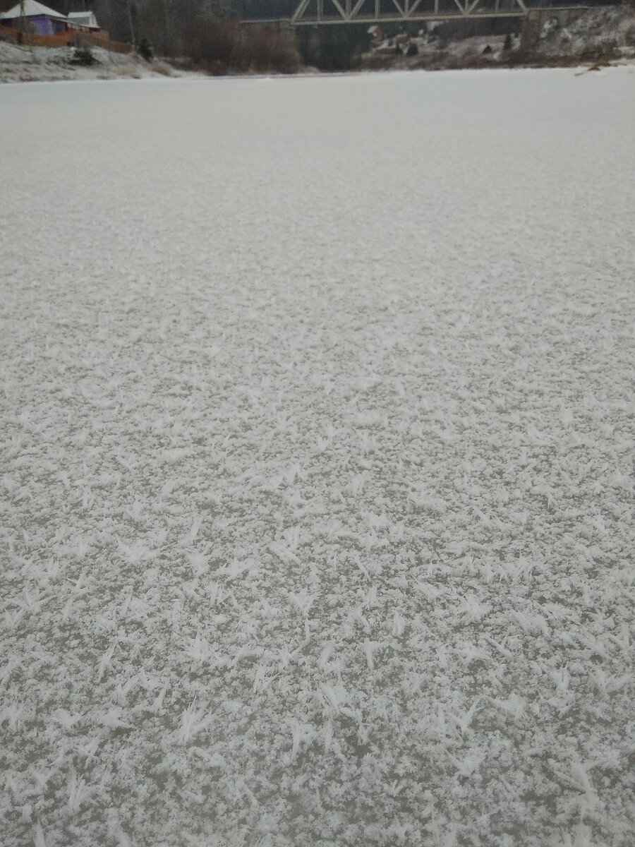 Изморозь на льду реки