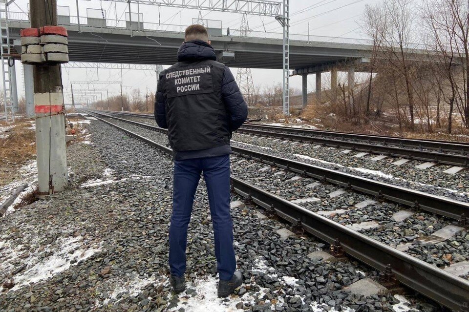Сбило ласточка. Парень на железной дороге. Трагедия на железной дороге. Парень на железнодорожных путях. Пикетаж на железной дороге