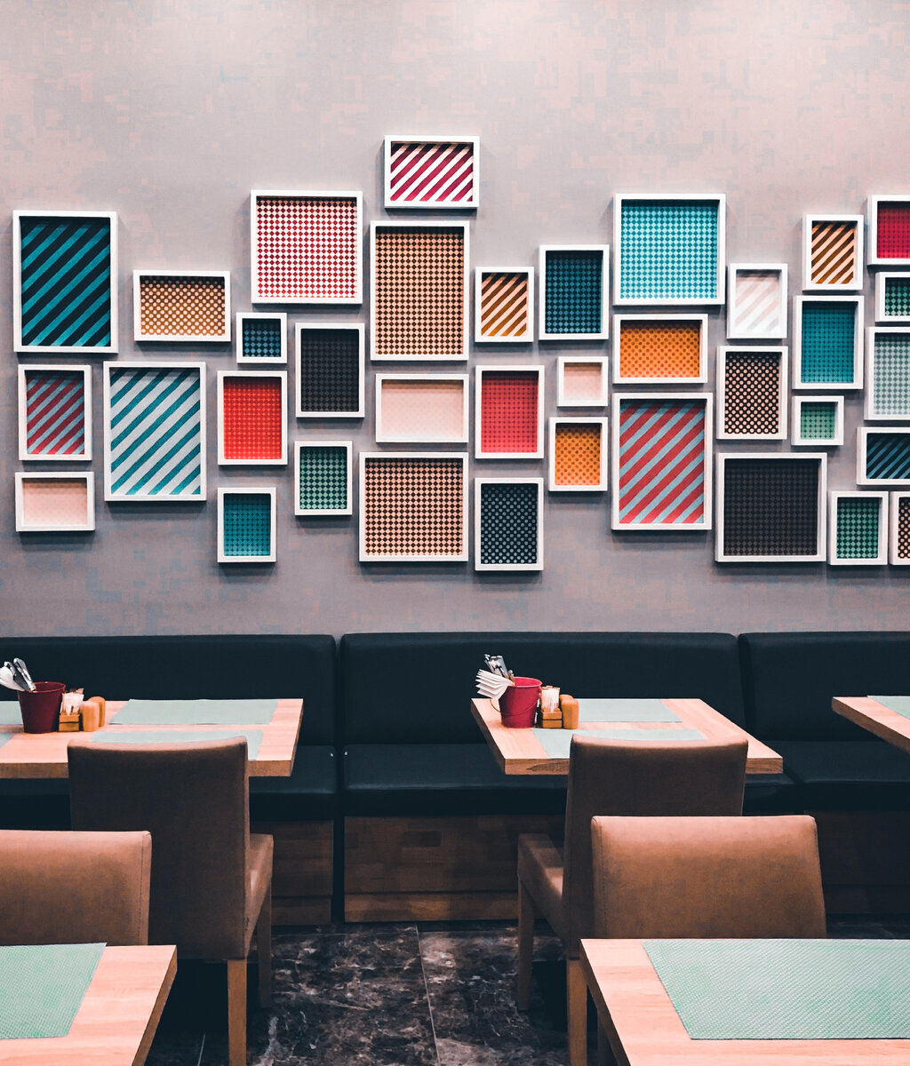 В качестве повтора используются одинаковые по стилю рамки, в которых повторяются идентичные принты разного цвета. 