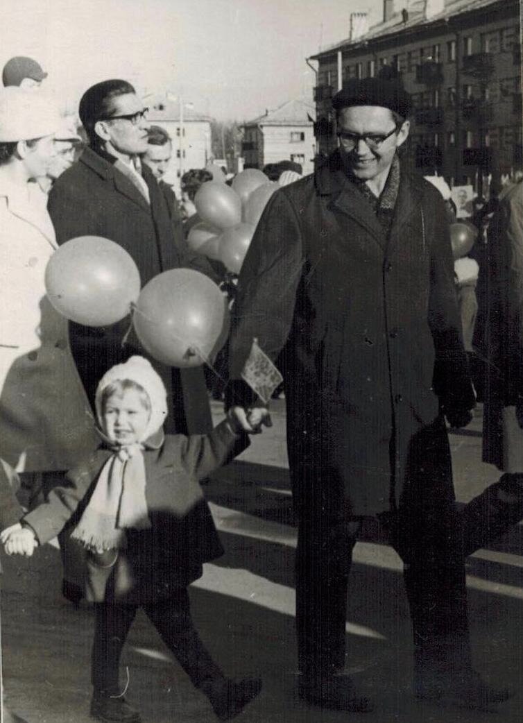 Маша с папой на демонстрации