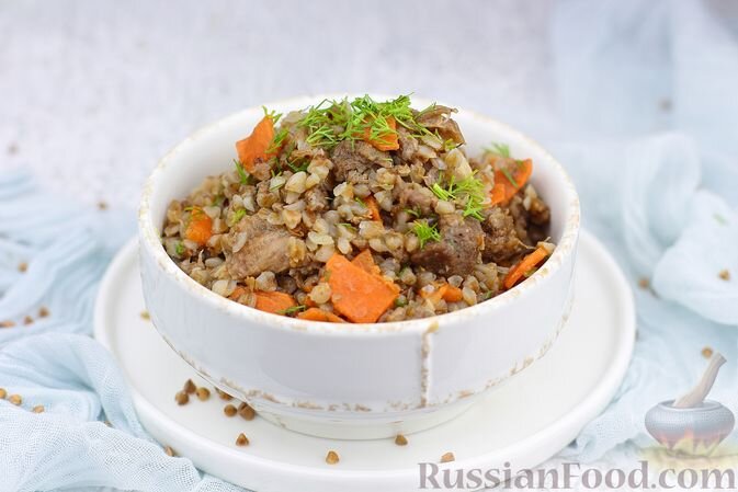 крупа гречневая, тушенка, морковь, лук репчатый, масло растительное, масло сливочное, лавровый лист, соль, перец чёрный молотый, зелень укропа