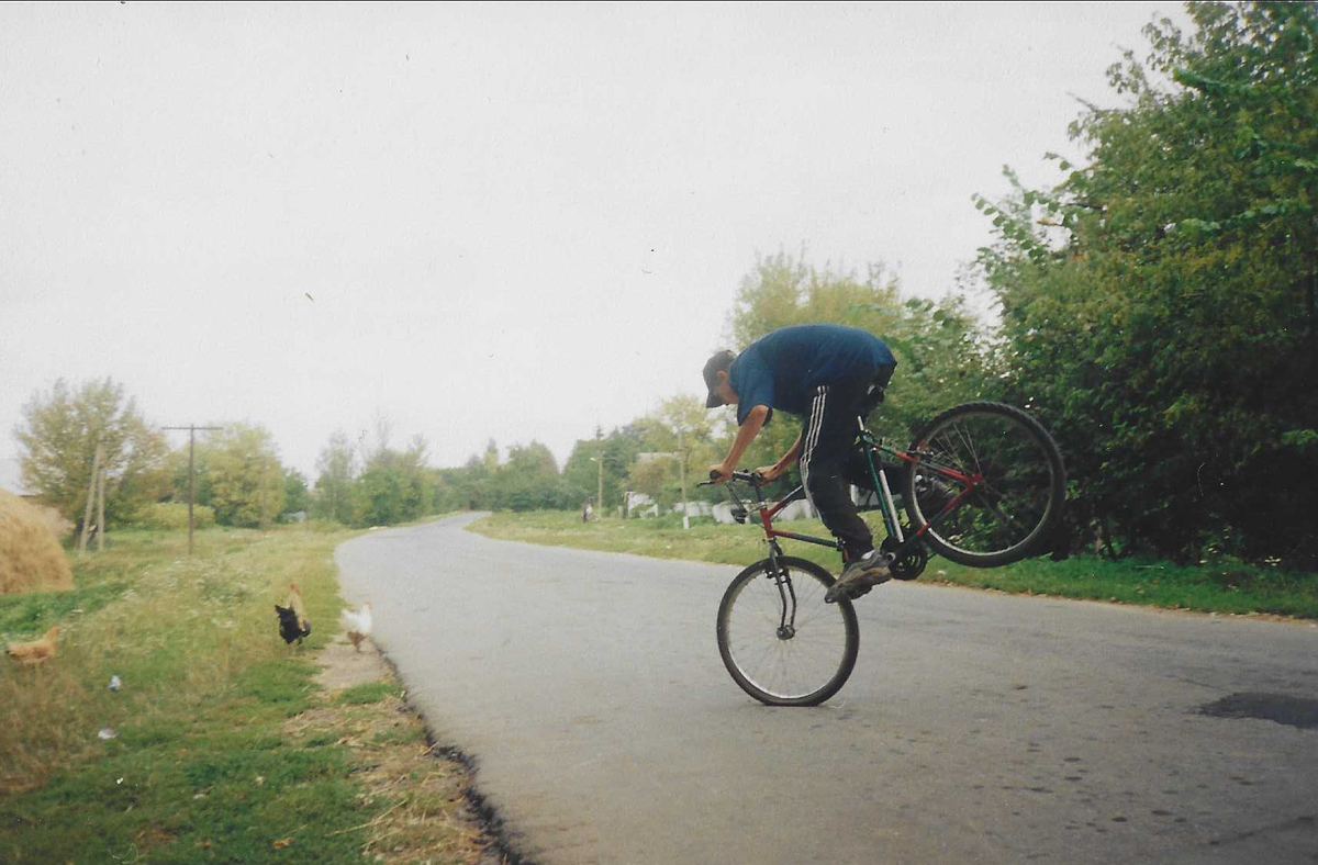 Мой велосипед, один из первых "горных", которые начали появляться у нас. Произведен был в Белоруссии. Со временем поменял все, кроме рамы ))  Вилку, кстати, согнул....