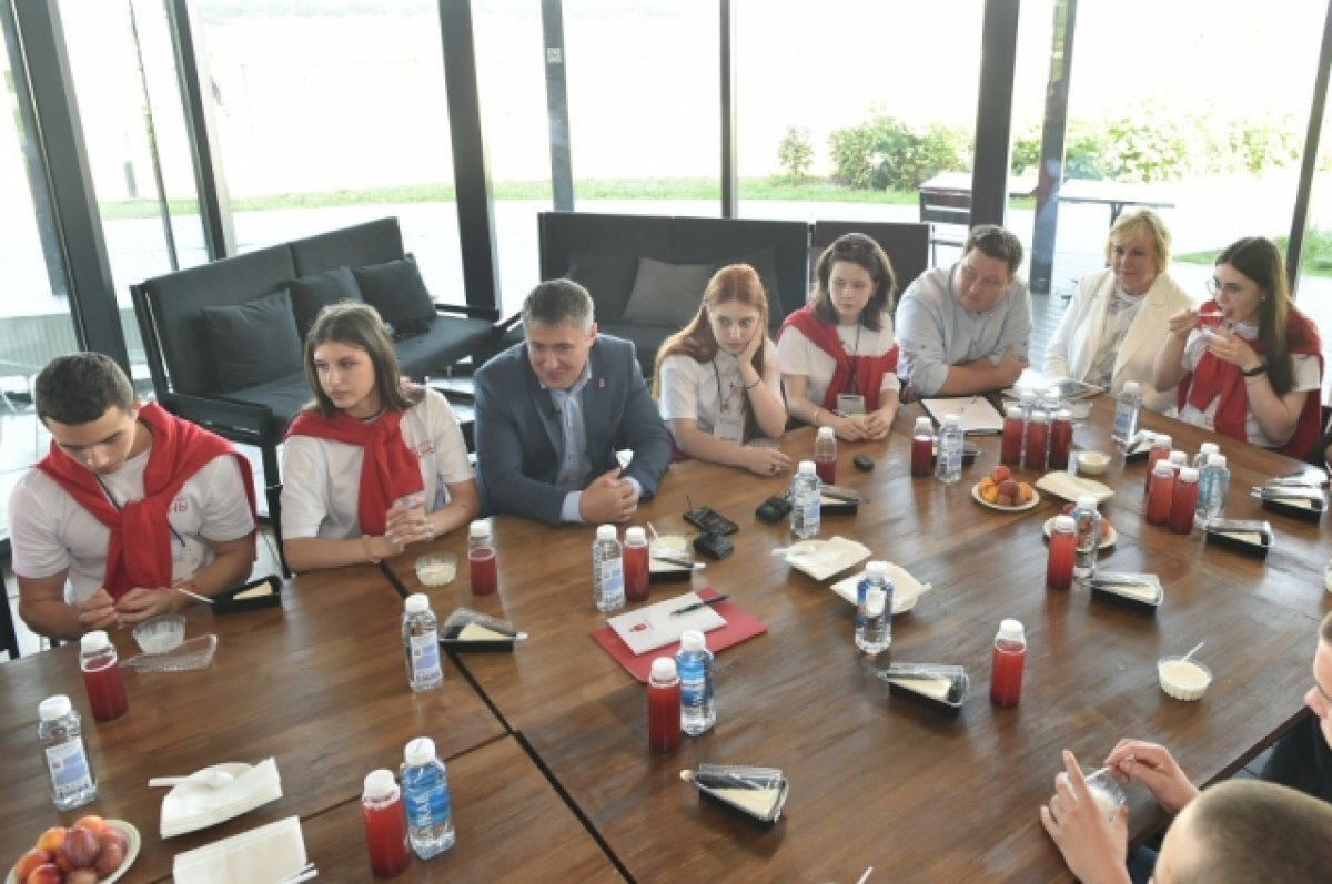    Школьники приехали по программе «Университетская смена».