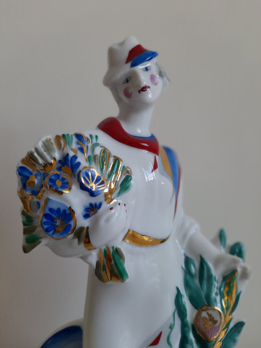 "Цветочница" ЛФЗ, 90е. Скульптор Эльвира Еропкина. Фото скульптуры из личной коллекции автора