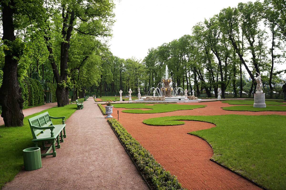 Парки и сады Санкт-Петербурга (Parks and gardens of St. Petersburg)