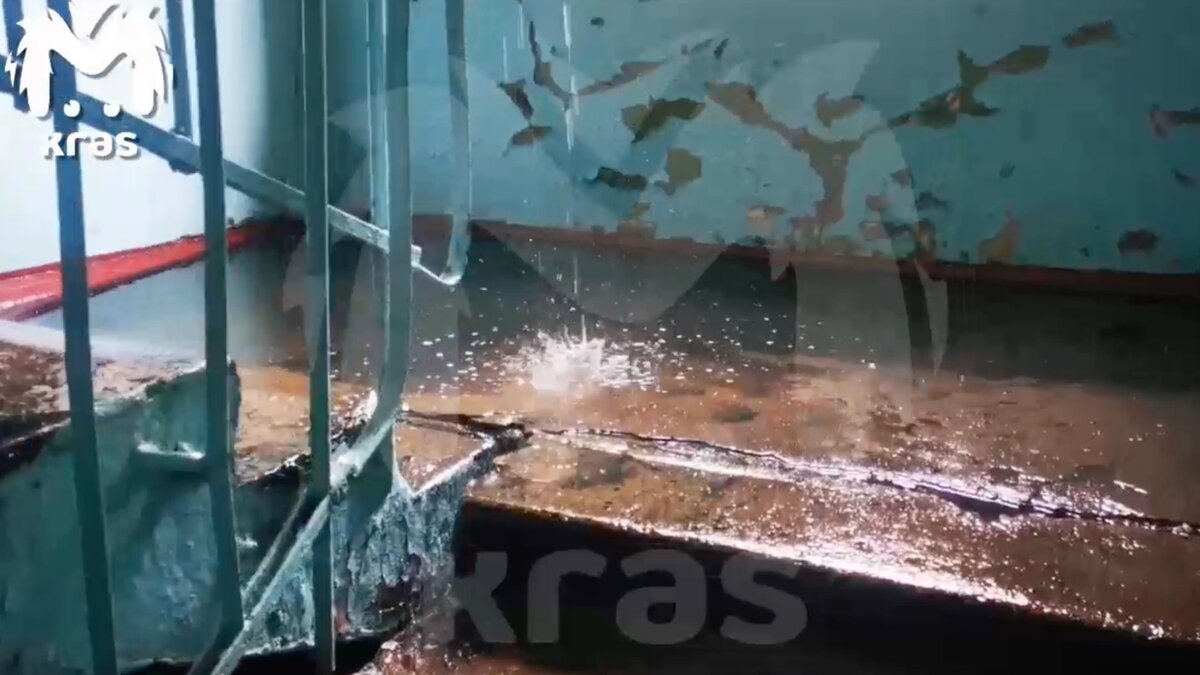     В Красноярске после тушения пожара в доме в переулке Маяковского затопило квартиры. Вода дошла даже до первого этажа.