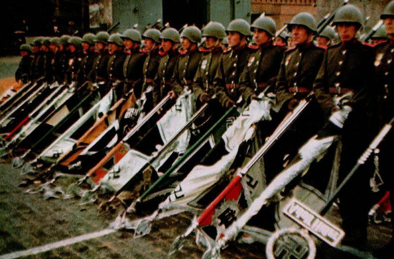 Кульминацией парада победы 24. Парад 1945. Фашистские знамена у мавзолея. Вынос красного Знамени на параде Победы. Фашистские флаги у мавзолея.