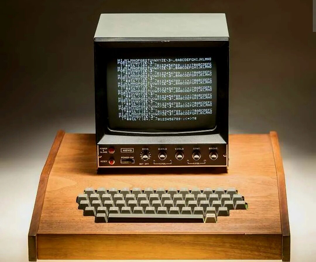 В каком году был изобретен компьютер. Apple 1 1976. Первый компьютер Эппл 1. Первый Эппл компьютер 1976. Самый первый компьютер Эппл.