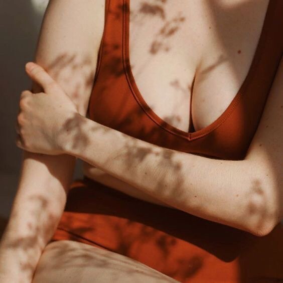 Принятие себя и своих качеств является важным этапом личностного роста и самоутверждения. Самопринятие помогает нам быть счастливыми, уверенными и успешными. Ниже рассмотрены пять шагов, которые помогут вам достичь принятия себя: