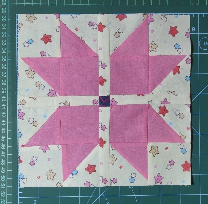 Сочетание блока "Треугольник в полквадрата", квадратов и полос. Этот блок напоминает мне полевой цветочек. Листайте вправо