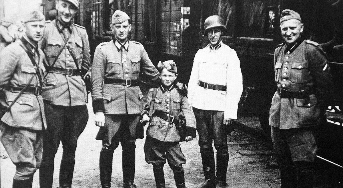 Илья Гальперин и немецкие солдаты, 1942 год.