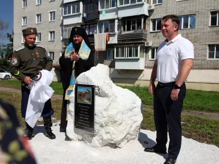 Фото пресс-службы Заксобрания ЕАО. Архиепископ Биробиджанский и Кульдурский Ефрем освещает закладной камень на месте будущего музея
