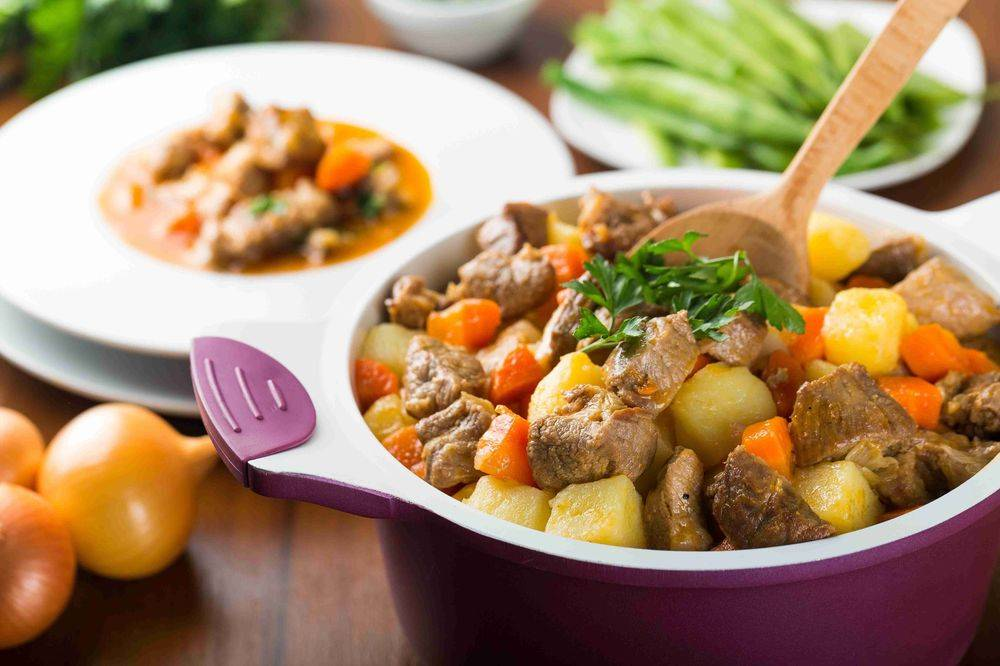 Суп мясо картошка морковь. Овощное рагу. Мясное рагу. Рагу с мясом и овощами. Мясо тушеное с овощами.