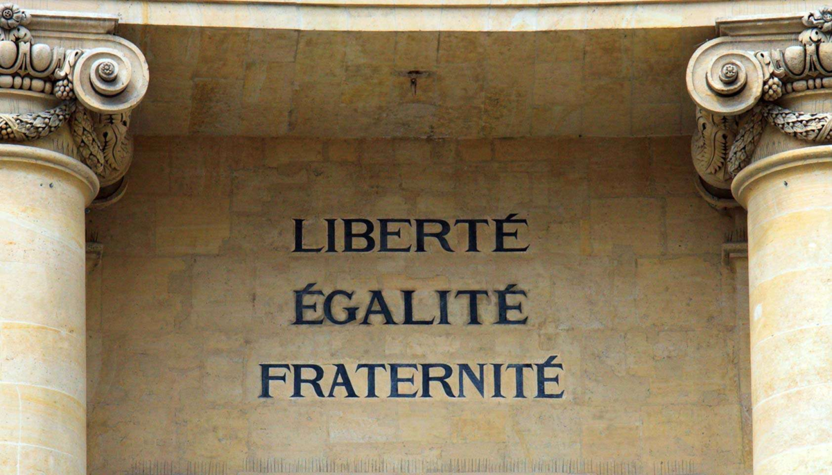 Свободу франции. Свобода равенство братство Франция. Лозунг Франции liberte egalite Fraternite. Эгалитэ фратернитэ Либертэ. Символы Великой французской революции Свобода равенство братство.