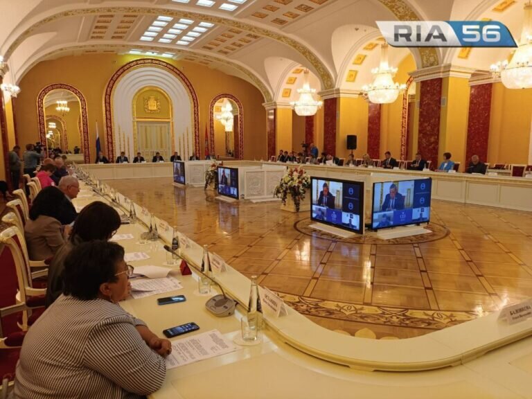    В Оренбурге работают сенаторы и специалисты Совета Федерации Андрей Севостьянов