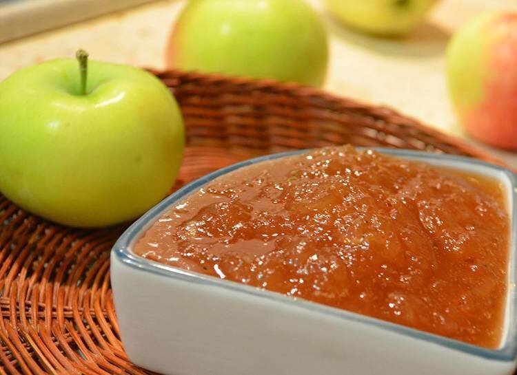 Хочу поделиться с вами рецептиком яблочного повидла, которое делаю каждый год. Повидло получается вкусное, не приторное с маленькими кусочками яблок. Подходит для любой выпечки (пирожки, рогалики, пончики, рулеты...). При выпечке сохраняет форму, т. е. не растекается. А вообще оно очень вкусно даже просто на булку намазать.