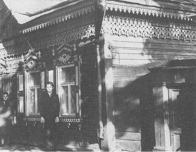 
Клавдия Устюжанина с сыном Андреем (сейчас священник)  у своего дома на улице Крупской незадолго до отъезда из Барнаула. В этом доме они встречали паломников со всей России.
