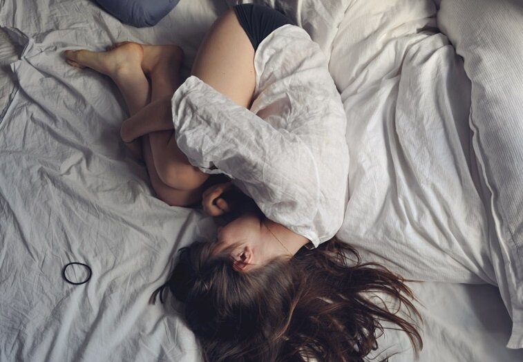 Приходится засыпать одной 