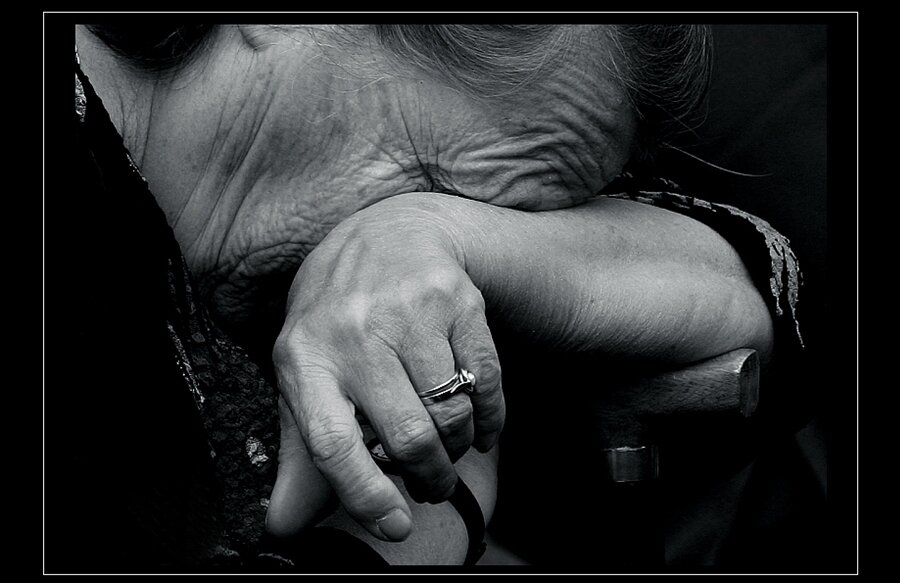 Всем привет, всех с праздником светлой пасхи! Сегодня вышла погулять с дочкой и встретила рядом живущую  девушку, мы с ней разговорились, и она рассказала о своей жизни. У нее есть муж, ребёнок, и брат мужа, с виду вполне приличная семья, всех я видела и плохого ничего со стороны я не заметила, только, то, что свекровь и свекр почти не ездят к ним.. Ну и тут она рассказала, что родители мужа совершенно не ездят к внуку, так как муж набрал кредитов, брат мужа тоже, и вроде бы все на благие цели, а в итоге, платить нечем, родителям звонят с банков, и они вздрагивают от каждого шороха, и платят за своих детей, а дети не один и не второй не появляются дома, и сноха та понимает, что стыдно и мужу и брату перед родителями, она одна звонит и поздравляет со всеми праздниками свекра и свекровь, а они думают в чем же они провинились?? Что такого зделали почему они не звонят? Не общаются?? И ведь как всегда у медали 2 стороны, одним стыдно, а другие просто ждут звонка... Родители плачут, дети считают себя виноватыми, но почему то у одних не получается с работой и они не могут заплатить, а другие т. е. родители платят... И вот послушав эту историю, конечно же мне стало жалко родителей, но в чем то жаль и детей, ведь недосказанность между детьми и родителями приводит, к плачевным последствиям.. Разговаривайте со своими детьми с самого детства, интересуетесь их жизнью, воспитывайте их, и если у вас есть возможность им помочь, когда они улетают из вашего гнезда помогите окрепнуть и встать на ноги, чтобы дети не сажали себя на самое дно, в кабалу, непосильные кредиты.. И пусть никогда не будет слез ролителейродителей, только слезы радости... Ставьте лайки и подписывайтесь на мой канал) 