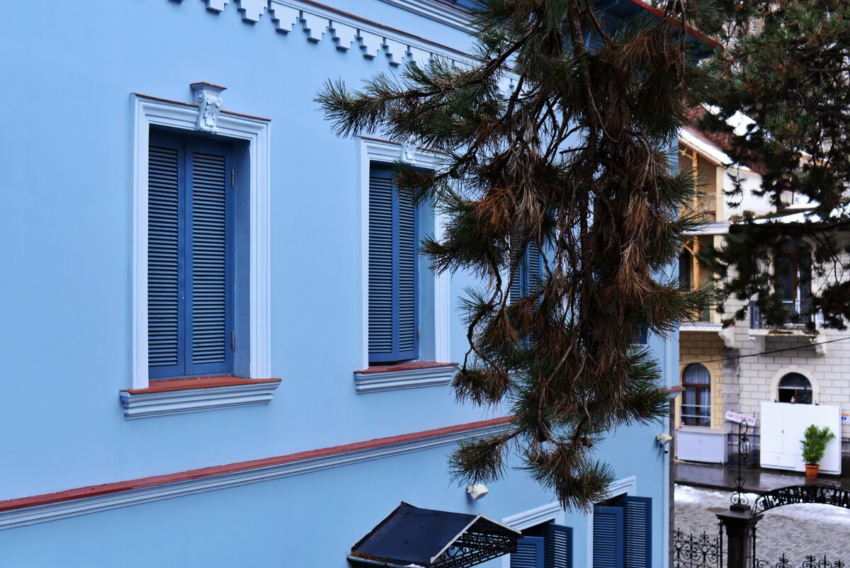 Даже створки окон окрашены под цвет