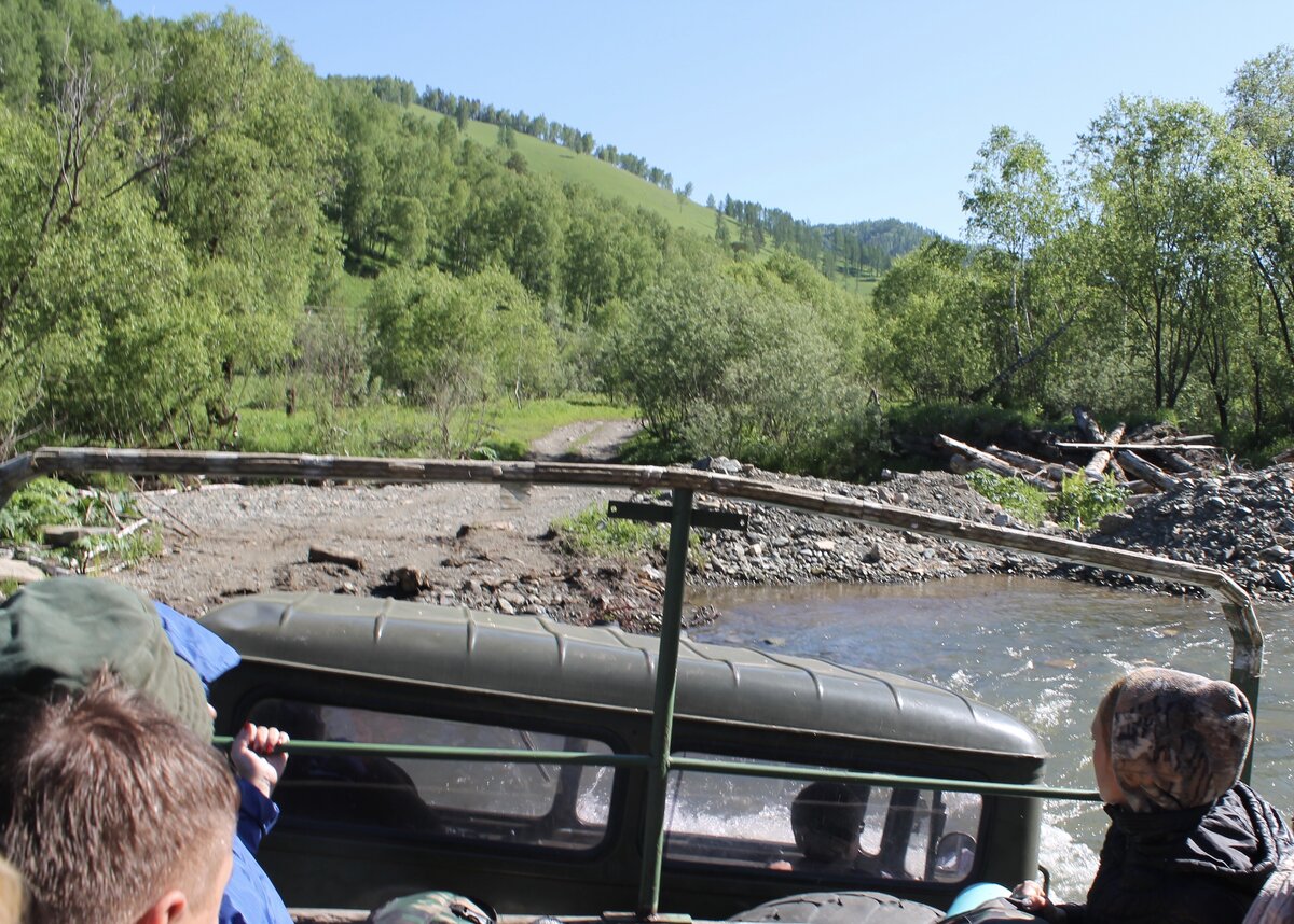 Зеркало со стороны пассажира погружено в воду.