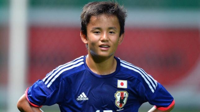 Фото: AFPСогласно сообщению японского издания Nikkan Sports, «Реал» и «Ман Сити» хотят подписать юного таланта «Токио» Такефусу Кубо. 18-летнего полузащитника уже сравнивают с Лионелем Месси. Интересно, что до этого он был воспитанником каталонской «Барселоны».
