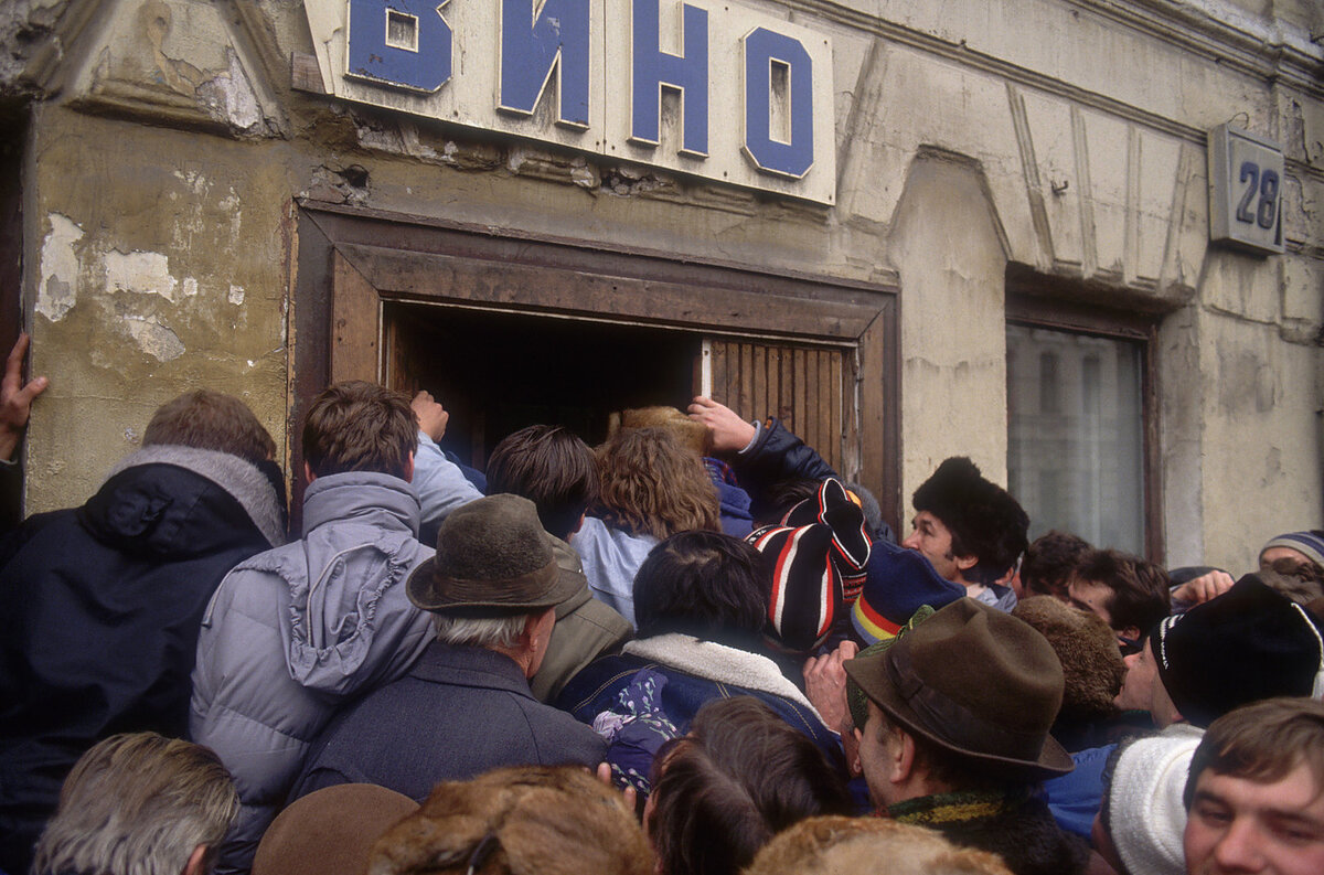 Очередь за водкой. Источник: Яндекс.Картинки