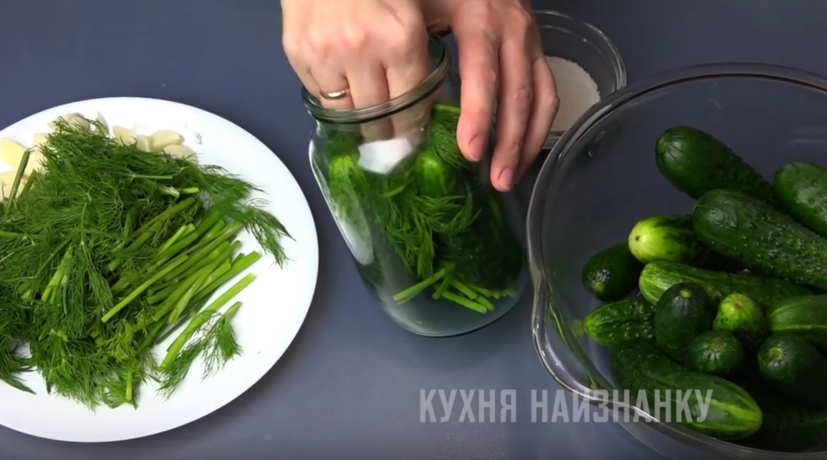 Маринованные огурцы кухня наизнанку рецепт на зиму. Кухня наизнанку малосольные огурцы. Кухня наизнанку огурцы. Огурцы .кузня на изнанку. Кухня наизнанку заготовки из огурцов.