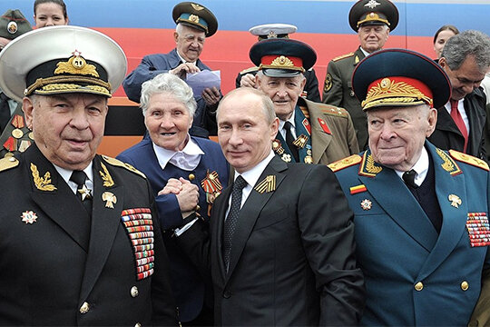 В 2012 году на параде в честь Великой Победы его (Филиппа Бобкова) посадит по левую руку от себя президент РФ Владимир Путин 