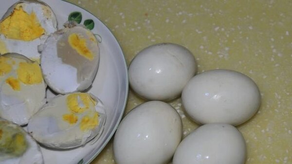 Как и зачем китайцы подделывают куриные яйца?