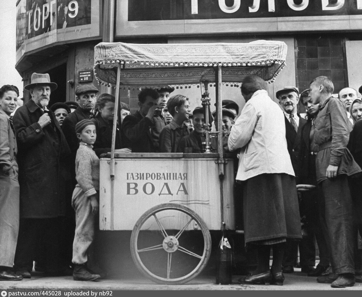 Продажа газировки на Кузнецком мосту, 1941 г. Фото Маргарет Бук-Уайт.