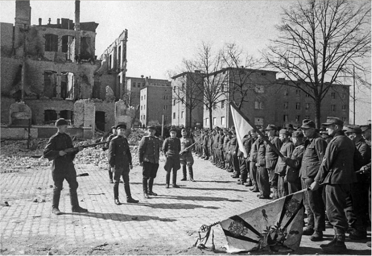 Бывший город восточной пруссии. Штурм Кенигсберга 1945. Штурм Кёнигсберга в 1945 году. Бой в городе Германия 1945.