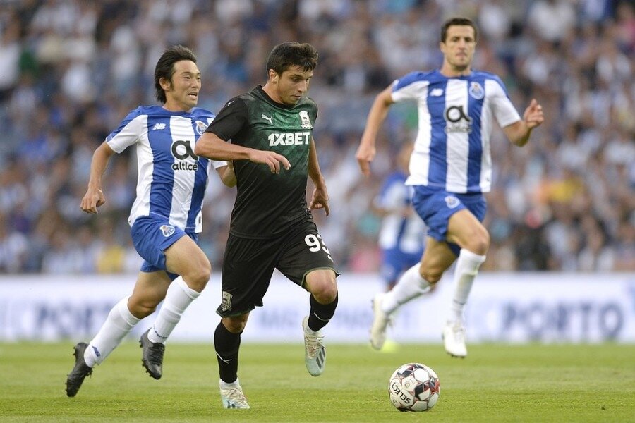 «Он играет, как Роббен» – Шапи Сулейманов производит фурор среди иностранных болельщиков

Для некоторых иностранных пользователей Twitter фамилия Сулейманова не является новой, поскольку Шапи уже неоднократно показывал свой класс на европейской арене. 
 
diogojpalves 
– По матчу «Порту» с «Краснодаром» хочу выделить уровень игры молодого Шапи Сулейманова. Он показал, что в Лиге чемпионов не требуется большой опыт, чтобы быть на высоте. Стоит запомнить это имя. 
 
Toni_Padilla 
– В свои 19 лет этот вингер из Дагестана уже успел впечатлить нас в прошлом сезоне Лиги Европы. 
 
gongorasamterry 
– Это тот самый игрок, который пушечным ударом забил в ворота «Валенсии»? Надеюсь, что кто-нибудь заберет его из России, хотя представляю, что Сулейманов и там заработает довольно хорошие деньги. 
 
cristinabea 
– В «Валенсии» до сих пор с содроганием сердца вспоминают тот шикарный гол, который Шапи забил им на 85 минуте ответного матча, чуть не оставив «летучих мышей» за порогом Лиги Европы… Парень он перспективный. 
 
tomasrdacunha 
– Как же Шапи Сулейманов силен индивидуально! Без сомнения, он является одним из главных талантов российского футбола, возникших в последнее время. На его счету уже был классный гол в ворота «Валенсии», и теперь он повторил свое обычное движение с фланга в центр, после чего пробил по воротам. Он очень смело идет на соперника и имеет в своем арсенале классный удар. 
 
mdbblog 
– Всякий раз, как мне доводилось видеть матчи «Краснодара», Сулейманов отличался голами, даже выходя со скамейки запасных. Он находит голевые моменты просто с невероятной легкостью. 
 
Solerfredo 
– Сулейманов играет, как Роббен. Когда он убирает мяч под себя рядом со штрафной соперника, это всегда опасно. 
 
Raúl 
– На деньги, которые наш «Эспаньол» получил от продажи Борхи Иглесиаса в «Бетис», я бы взял Шапи Сулейманова. Ну и концерт он выдал в матче с «Порту». 
 
brunousousa 
– После этого сезона Сулейманов будет готов перебраться в более интересный чемпионат.

#Шапи #ФККраснодар