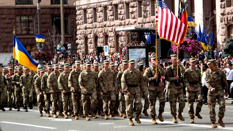 Представители войск США и НАТО на параде в День независимости в 2017 г.