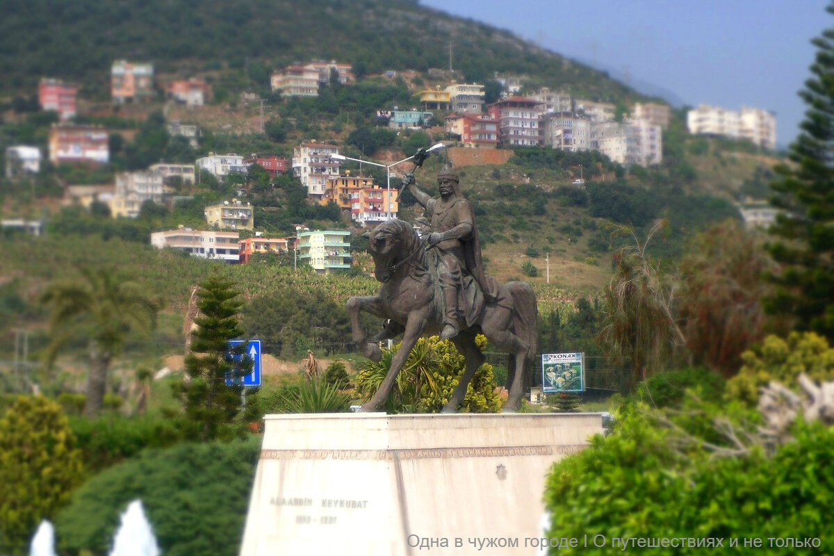 Скульптура Аладдина Кейкубада встречает сейчас гостей Алании на въезде в город