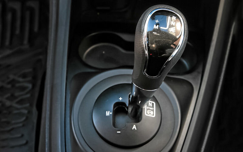 В основе вазовской АМТ обычная механическая коробка передач ВАЗ‑2180 с тросовым механизмом переключения.Селектор АМТ редакционной Лады Весты перемещается беспрепятственно вне зависимости от того, включено ли зажигание и нажата ли педаль тормоза. Приходится внимательно следить за индикацией на панели приборов.
