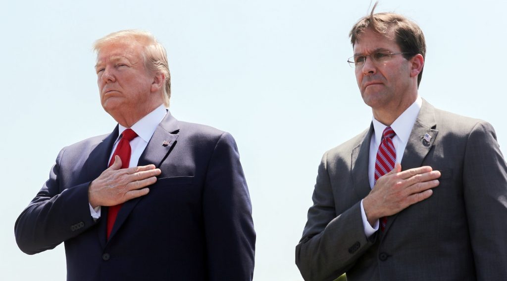 Президент США Дональд Трамп с министром обороны США Марком Эспером  Reuters 
© Jonathan Ernst